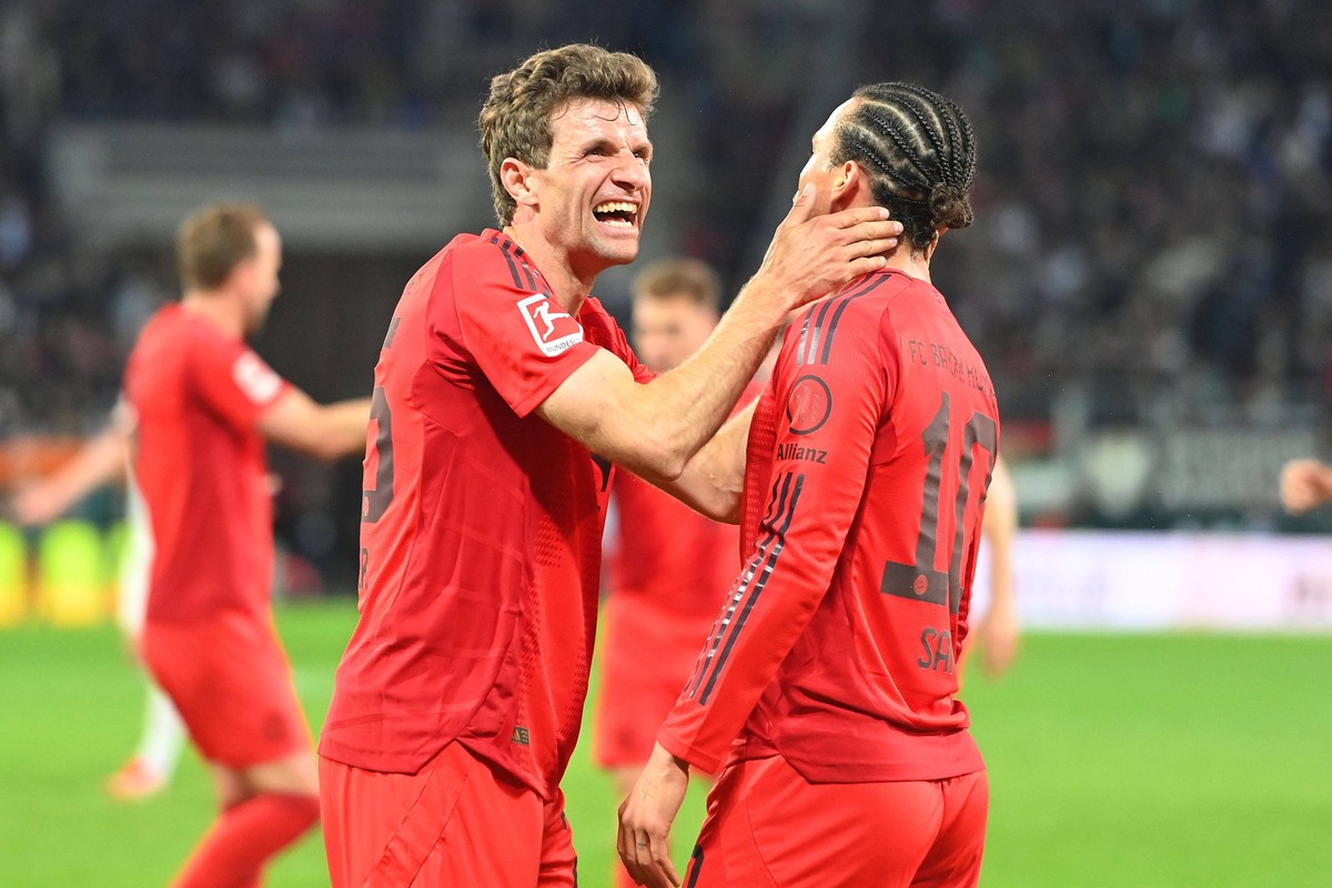 Torjubel Leroy SANE Bayern Muenchen mit Thomas MUELLER M�LLER,Bayern Muenchen,li nach Tor zum 1-3, Jubel,Freude,Begeisterung,Aktion. Fussball 1. Bundesliga Saison 2024/2025, 28.Spieltag, Spieltag28 FC ...