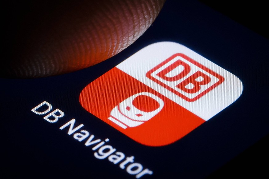Das Logo des DB Navigator ( Deutsche Bahn ) wird auf einem Smartphone angezeigt. Berlin, 02.01.2019. Berlin Deutschland *** The logo of DB Navigator Deutsche Bahn is displayed on a smartphone Berlin 0 ...