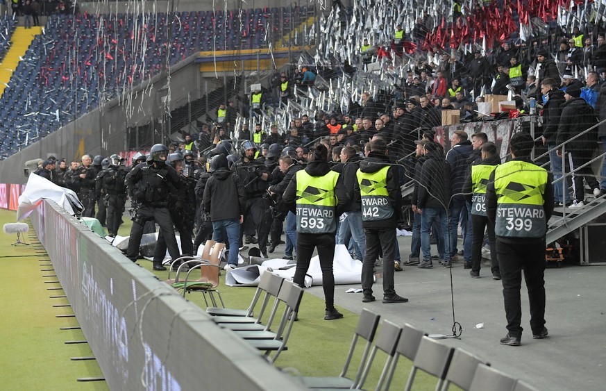 21.02.2019, xjhx, Fussball UEFA Europa League, Eintracht Frankfurt - Schachtar Donezk emspor, v.l. Polizeieinsatz vor dem Eintracht Block um ein Plakat zu entfernen. (DFL/DFB REGULATIONS PROHIBIT ANY  ...