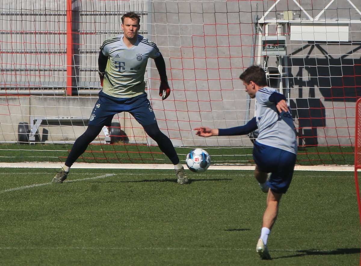 06.04.2020, FC Bayern Training , Saebenerstrasse Muenchen, Fussball , im Bild: Torwart Manuel Neuer FCB vs Thomas Mueller FCB *** 06 04 2020, FC Bayern Training , Saebenerstrasse Munich, Soccer , in t ...