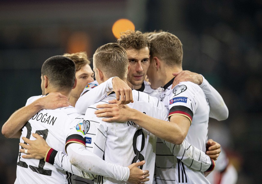 Jubel Leon GORETZKA GER nach seinem Tor zum 2:0, v.r. Matthias GINTER GER, Leon GORETZKA GER, Toni KROOS GER, Fussball Laenderspiel, EM-Qualifikation, Gruppe C 9. Spieltag, Deutschland GER - Weissruss ...