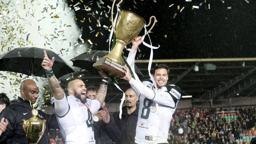 Marco Ehrenfried (r.) hievt den German-Bowl-Pokal hoch.