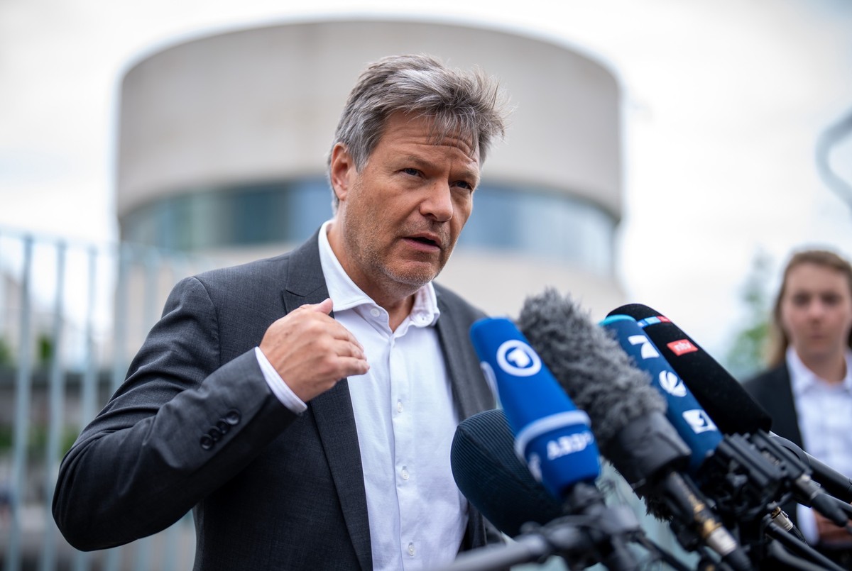 29.05.2024, Berlin: Robert Habeck (Bündnis 90/Die Grünen), Bundesminister für Wirtschaft und Klimaschutz, spricht bei einem Pressestatement zum Kabinettsbeschluss zum Wasserstoffbeschleunigungsgesetz  ...
