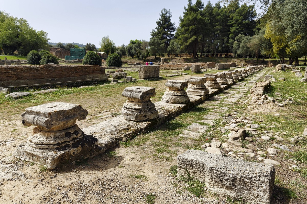 Restaurierte Ruinen, Säulenbasen, Säulen, Leonidaion, antikes Olympia im Frühling, archäologische Stätte, Heiligtum des Zeus, UNESCO-Weltkulturerbe, Elis, Peloponnes, Griechenland, Europa Restored rui ...