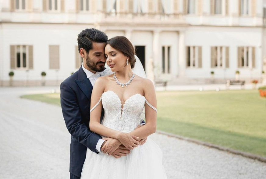 Fußballspieler Ilkay Gündogan und seine Braut Sara Arfaoui Gündogan zeigen Fotos ihrer Hochzeitsfeier in Italien.