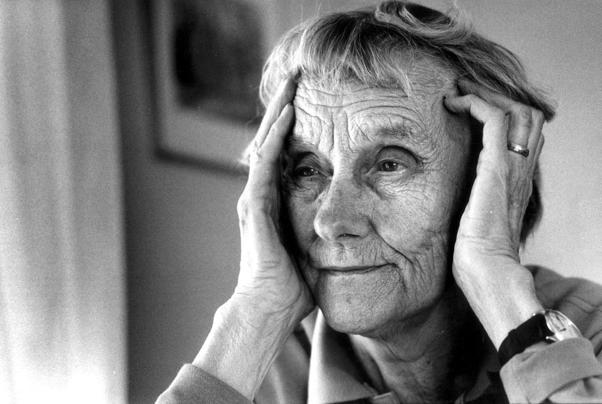 Porträt der schwedischen Schriftstellerin Astrid Lindgren ("Pippi Langstrumpf"). Aufnahme von 2000.
©SCANPIX SWEDEN, 1900.
Astrid Lindgren.
Huvudet vilande i händerna.
Foto: Yvonne Åsell/S ...