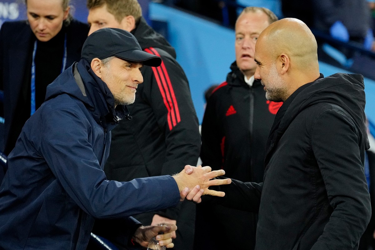 11.04.2023, Großbritannien, Manchester: Fußball: Champions League, Manchester City - Bayern München, K.o.-Runde, Viertelfinale, Hinspiele, Etihad Stadium. Münchens Trainer Thomas Tuchel (l) und Manche ...