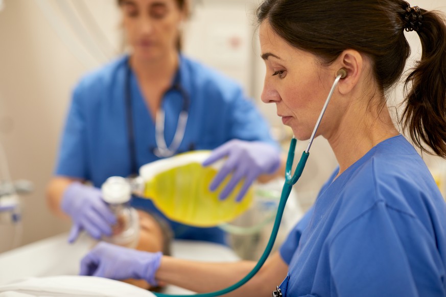 Künstlich beatmet werden müssen in Deutschland relativ wenige Patienten. Damit könnte die niedrige Sterberate bei Corona-Patienten zusammenhängen. (Symbolbild)