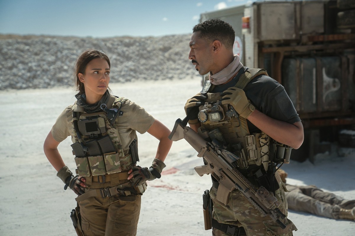 Trigger Warning. (L-R) Jessica Alba as Parker and Tone Bell as Spider in Trigger Warning. Cr. Ursula Coyote/Netflix ©2024.