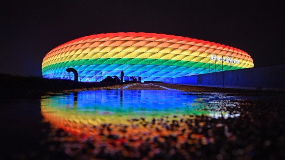 firo : 30.01.2021 Fu?ball, 1. Bundesliga, Saison 2020/2021, FC Bayern M_nchen Muenchen - TSG Hoffenheim 4:1 Allianz Arena , Stadion , von , FC Bayern M_nchen , leuchtet , in, den , Regenbogenfarben al ...