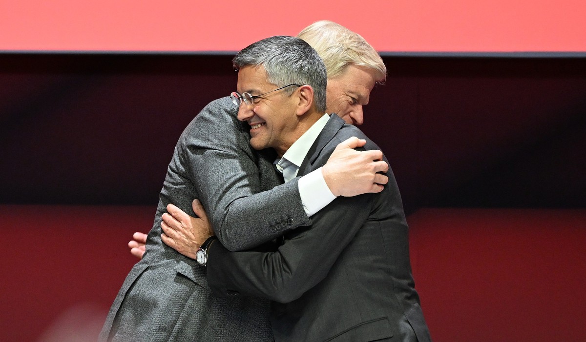 15.10.2022, Bayern, München: Fußball: Bundesliga, Jahreshauptversammlung FC Bayern München. Oliver Kahn, Vorstandsvorsitzende FC Bayern (l) gratuliert auf der Jahreshauptversammlung dem wiedergewählte ...