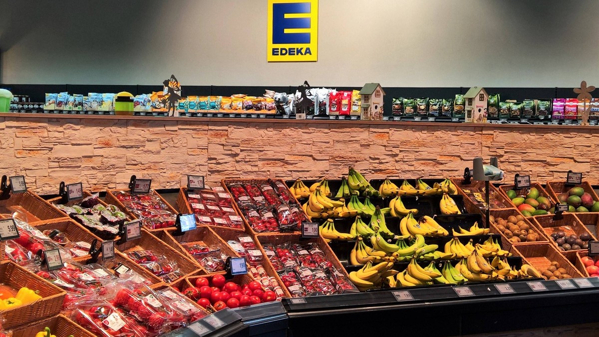 Edeka Supermarkt, Abteilung für frisches Obst und Gemüse. Die Edeka-Gruppe, ehemals Abkürzung für Einkaufsgenossenschaft der Kolonialwarenhändler im Halleschen Torbezirk zu Berlin, ist ein genossensch ...