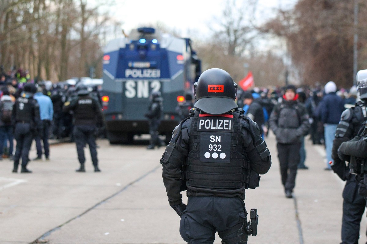 Riesa - 10.000 Menschen erwartet: Gro�demonstration gegen AfD-Parteitag, Polizei mit Gro�aufgebot vor Ort In Riesa soll an diesem Samstag der AfD-Bundesparteitag vor der vorgezogenen Bundestagswahl im ...