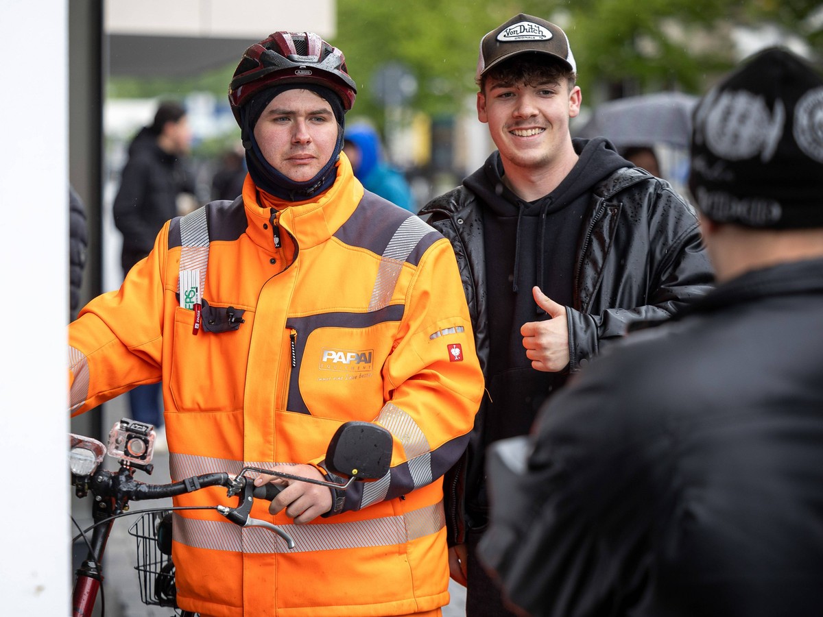 Tuebingen Tuebingen, Anzeigenhauptmeister in der Tuebinger Innenstadt, 17.04.2024 Der selbsternannte Anzeigenhauptmeister Niclas Matthei zusammen mit einem Filmteam bei einem Werbefilm-Dreh fuer das M ...