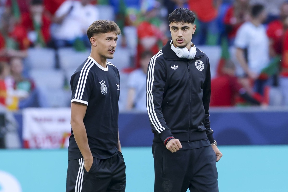 Tom Bischof Germany und Aleksandar Pavlovic Germany unterhalten sich, UEFA Nations League 2025 Semi-final, Germany and Portugal, Allianz Arena am 04. June 2025 in M