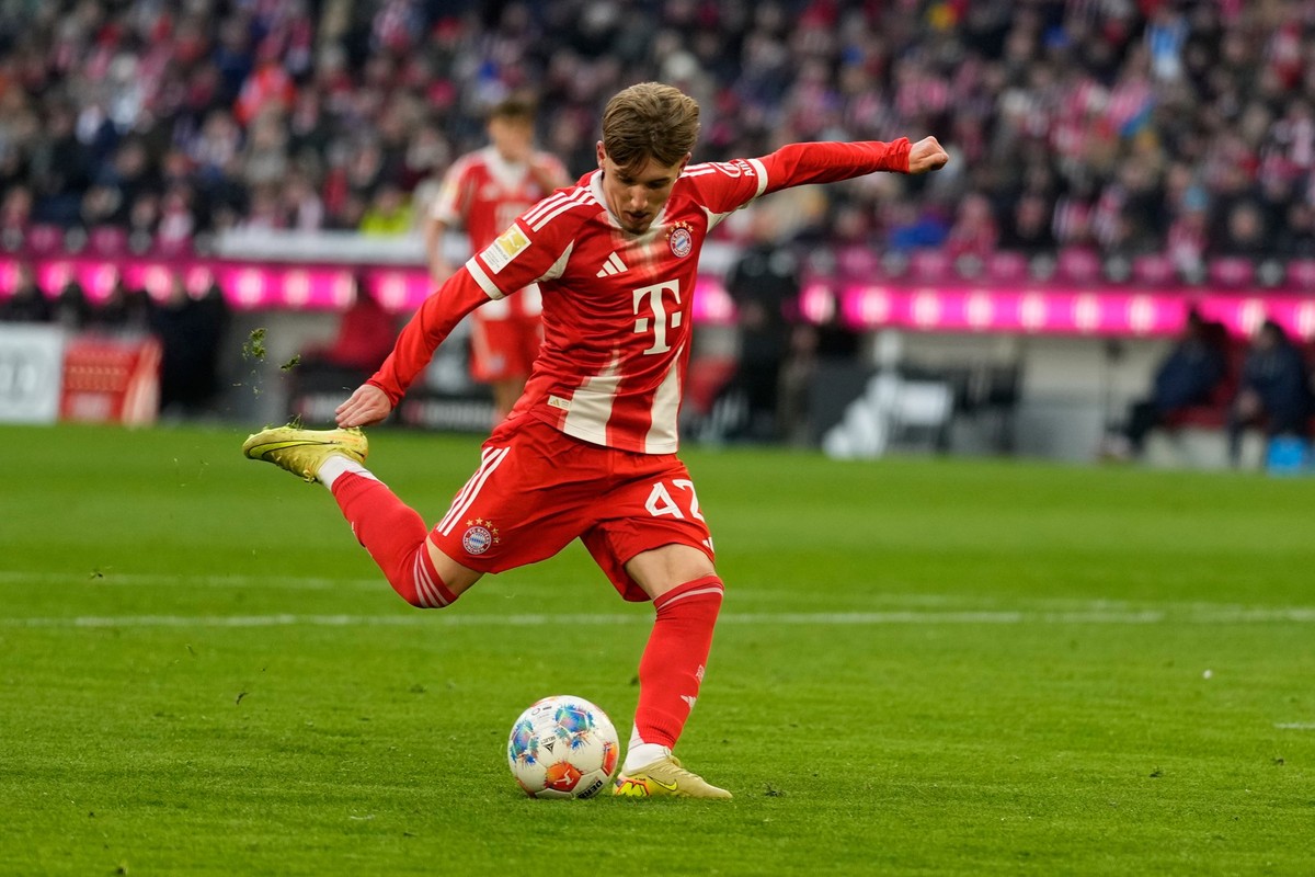 Bayern&#039;s Lennart Karl shoots to score his side&#039;s first goal during the Bundesliga soccer match between Bayern Munich and Freiburg in Munich, Saturday, Nov. 22, 2025.(AP Photo/Matthias Schrad ...