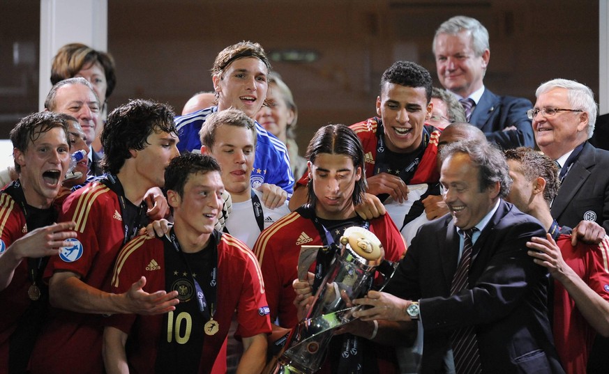 Sami Khedira erhält die Trophäe für den Gewinn der U21-EM 2009. Unter anderem auf diesem Erfolg wurde sich laut Chatzialexiou zu lange ausgeruht.