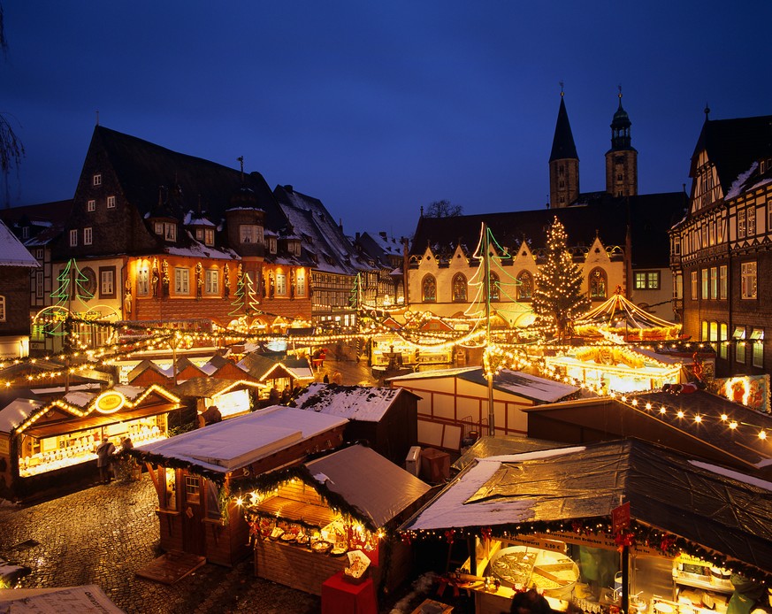 Goslar, Weihnachtsmarkt bei Daemmerung McPWAL *** Goslar, Christmas market at dusk McPWAL McPWAL