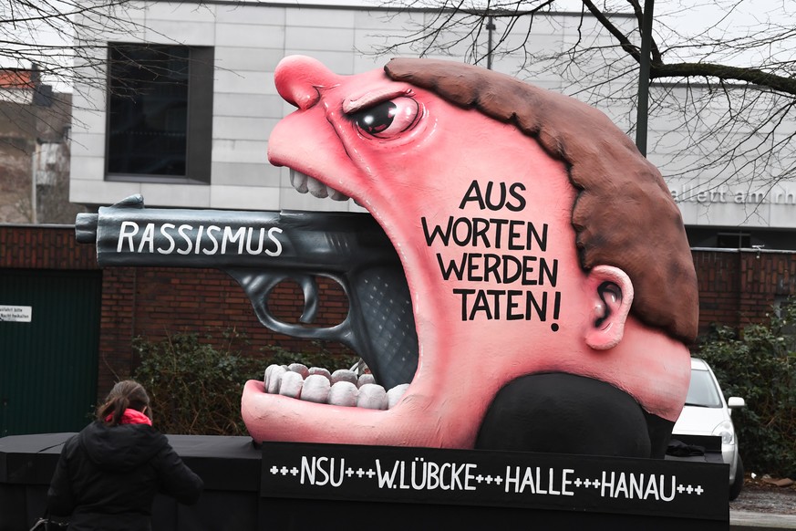 Die Düsseldorfer Wagenbauer stellen den Rassismus als Pistole dar, die aus dem Mund eines Mannes mit hochrotem Kopf ragt.