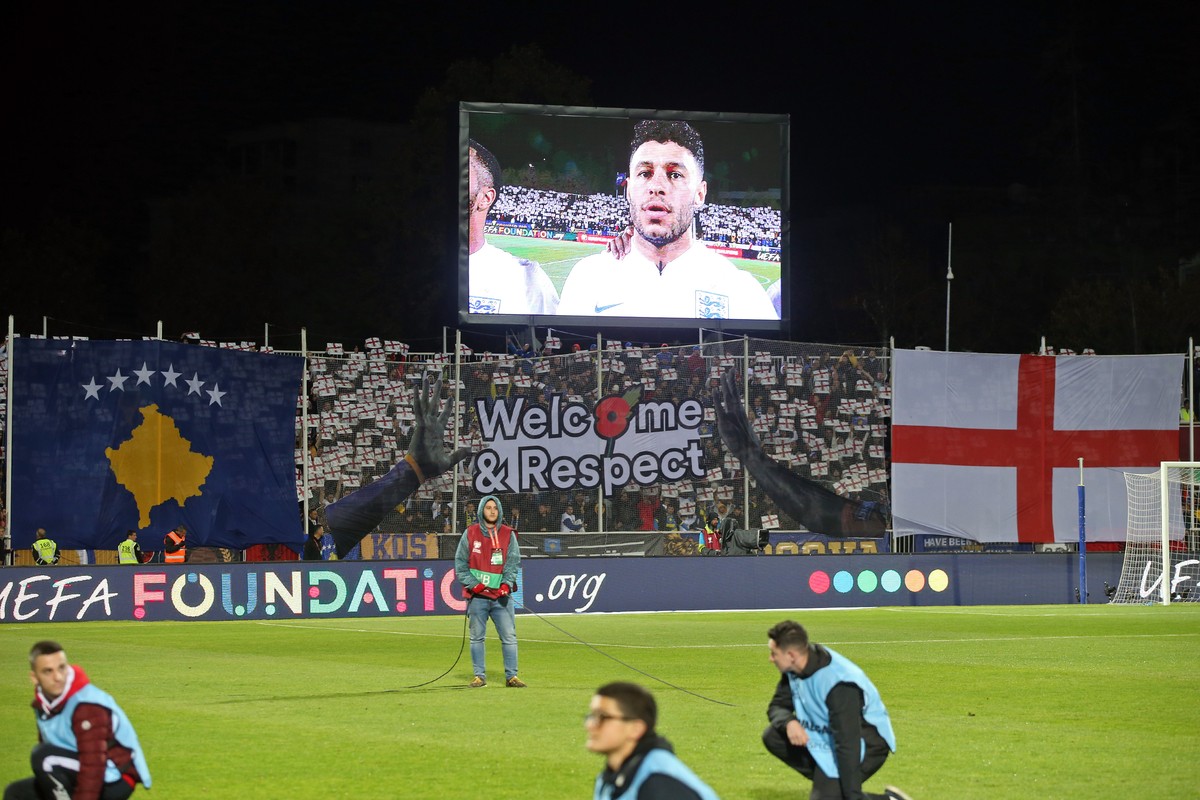 Kosovo v England UEFA EURO, EM, Europameisterschaft,Fussball 2020 Qualifiers Show of respect from the home fans before the UEFA Euro 2020 Qualifiers match at Fadil Vokrri Stadium, Prishtina PUBLICATIO ...