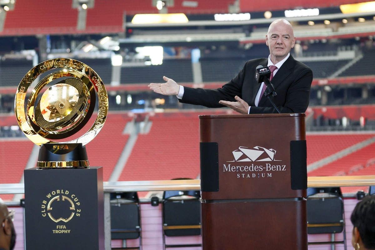 14.04.2025, USA, Atlanta: FIFA-Präsident Gianni Infantino deutet während einer Pressekonferenz auf den Pokal der FIFA Club-Weltmeisterschaft 2025. Die Club-WM mit erstmals 32 Mannschaften findet vom 1 ...