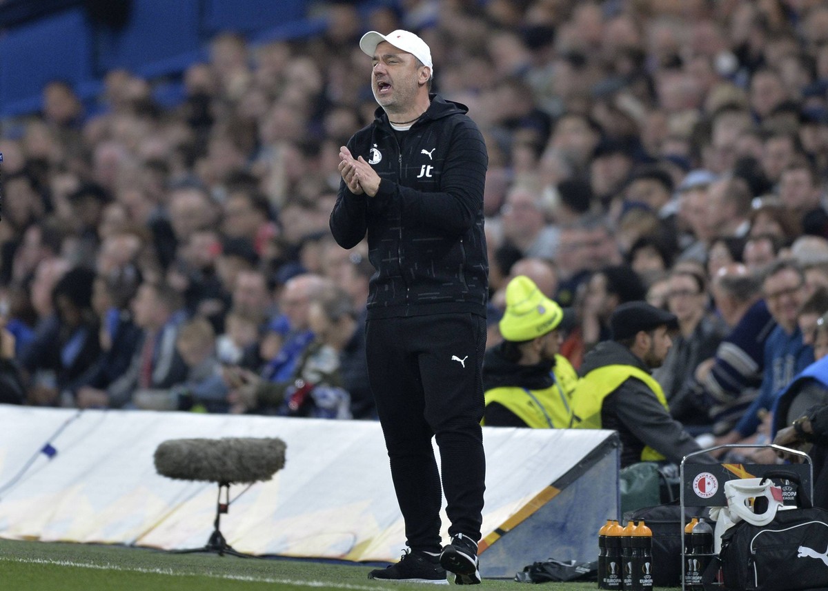 London, United Kingdom, 18.04.2019, UEFA Europa League - 2018/19 Season, Viertelfinale, 2. Runde, FC Chelsea - Slavia Prag, Head coach Jindrich Trpisovsky(Slavia Prague) gestures ( DeFodi056 *** Londo ...