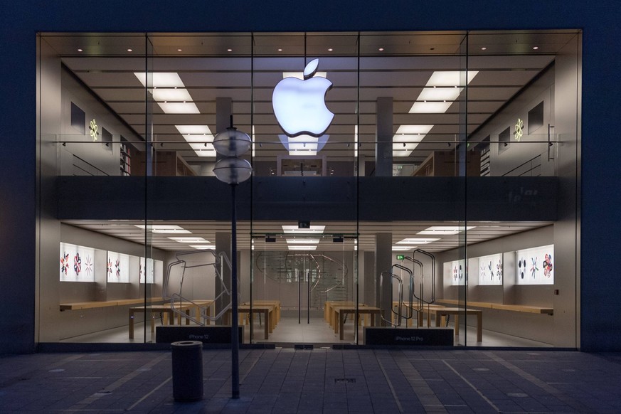 Innenstadt München 03.01.2021 Im Bild geschlossener Apple Store Geräte weggeräumt. München Innenstadt Bayern Deutschland *** downtown Munich 03 01 2021 in the picture closed Apple Store devices cleare ...