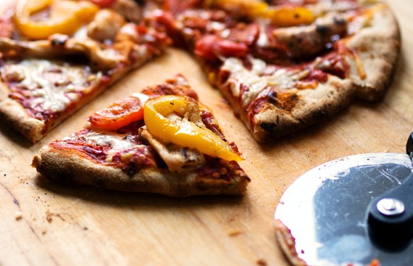 Teig ausrollen, belegen – und ab in den Ofen: Pizza aus Fertigteig ist schnell gemacht.