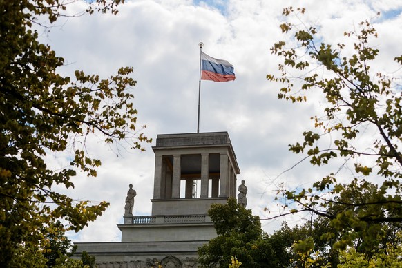 ARCHIV - 03.09.2022, Berlin: Die Flagge auf der Botschaft Russlands weht am Tag der Beisetzung von M. Gorbatschow nicht auf Halbmast. (Zu dpa &quot;Moskau: Deutschland weist «massenhaft» russische Dip ...