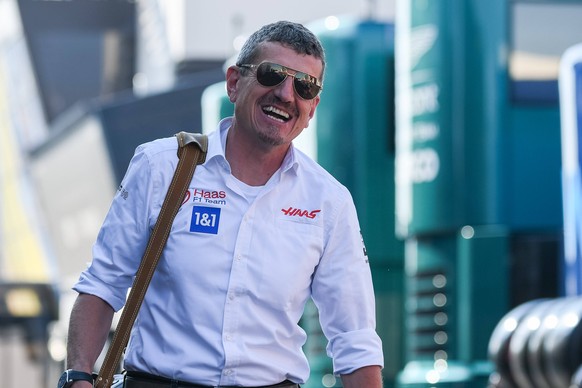 Nach Schumachers Punkterfolgen in England und Österreich hat Teamchef Günther Steiner gut lachen.