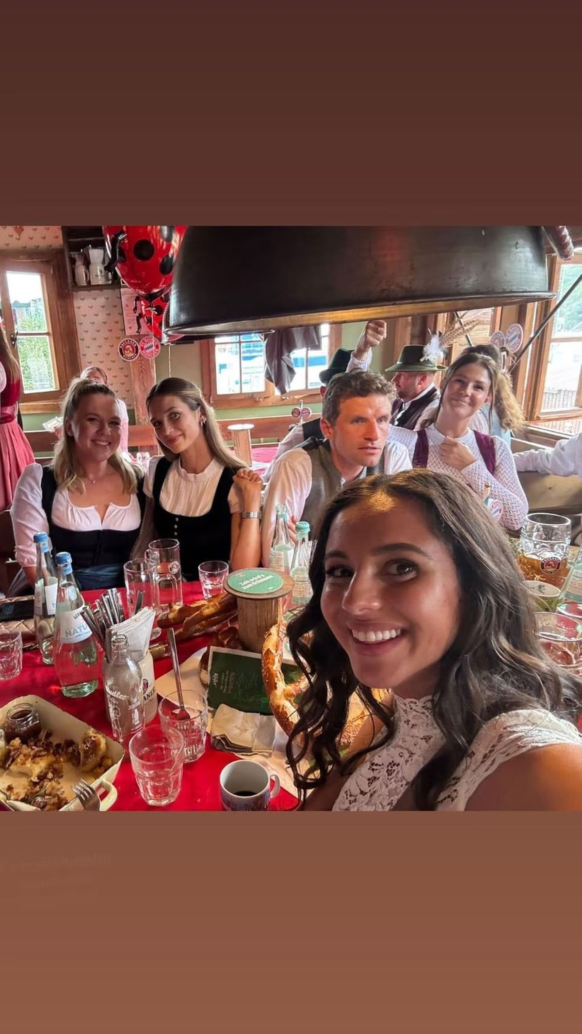 Die Bayern-Gruppe um Thomas Müller genießt das Oktoberfest.