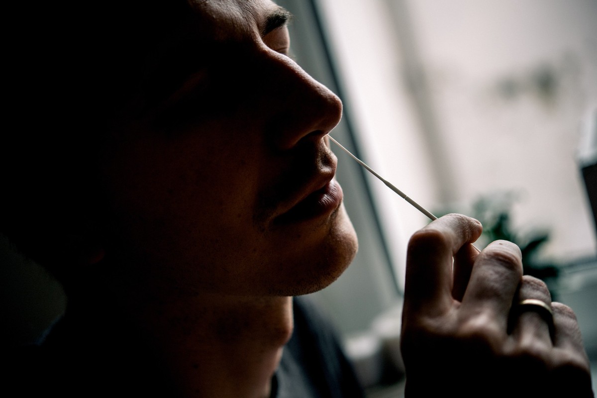 ILLUSTRATION - Wer einen �lteren Coronatest aus der Schublade holt, sollte zuerst pr�fen, ob er nicht schon abgelaufen ist. Foto: Zacharie Scheurer/dpa-tmn - Honorarfrei nur f�r Bezieher des dpa-Theme ...