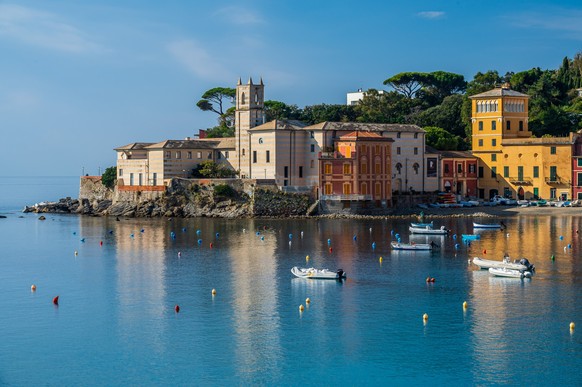 The old town of Sestri Levante, with its colorful houses, facing on the Baia del Silenzio, one of the best site of the Italian Riviera xkwx architecture, attraction, baia del silenzio, beach, building ...