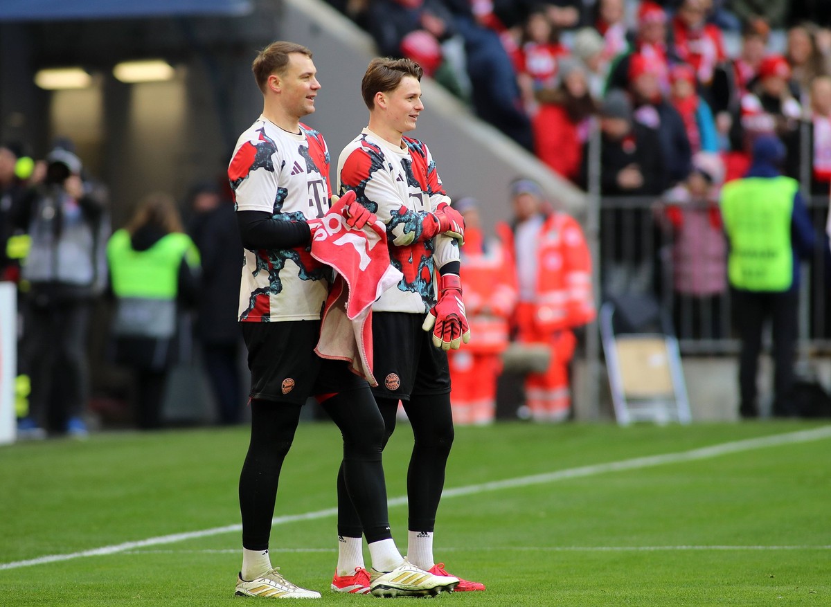 M�nchen, Deutschland, 01. Februar 2025: Fussball, Herren, Bundesliga, Saison 2024/2025, FC Bayern M�nchen - Holstein Kiel, Allianz Arena Manuel Neuer FC Bayern M�nchen li. mit Jonas Urbig FC Bayern M� ...