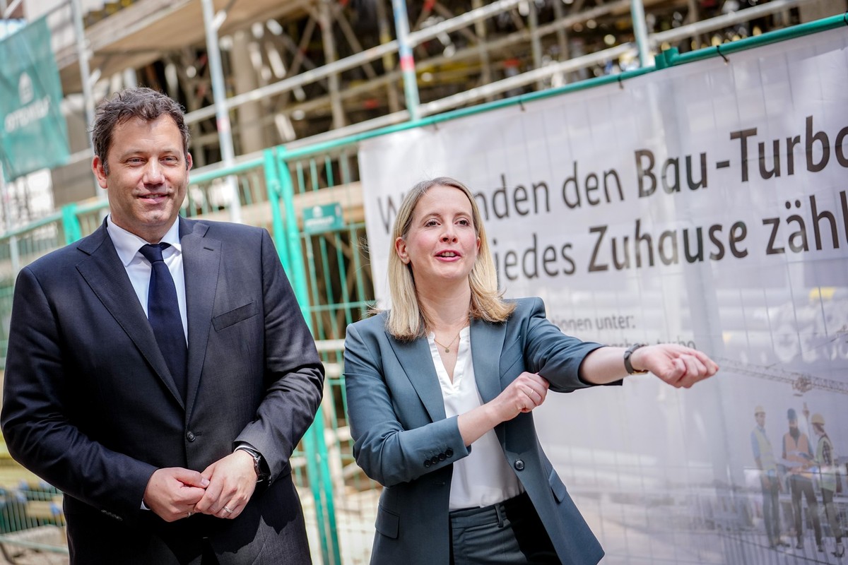 18.06.2025, Berlin: Verena Hubertz (SPD), Bundesministerin für Wohnen, Stadtentwicklung und Bauwesen, und Lars Klingbeil (SPD), Bundesminister der Finanzen, Vizekanzler und SPD-Bundesvorsitzender, geb ...