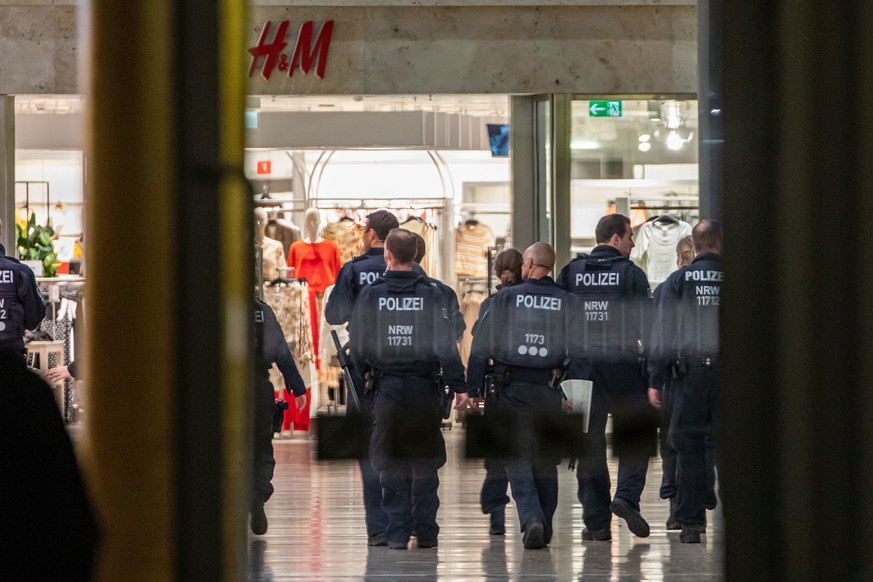 Die Polizei im "Forum Duisburg".