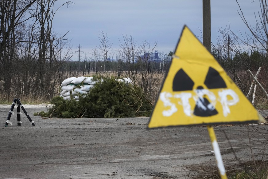 16.04.2022, Ukraine, Tschernobyl: Eine russische Feuerstellung befindet sich in der N
