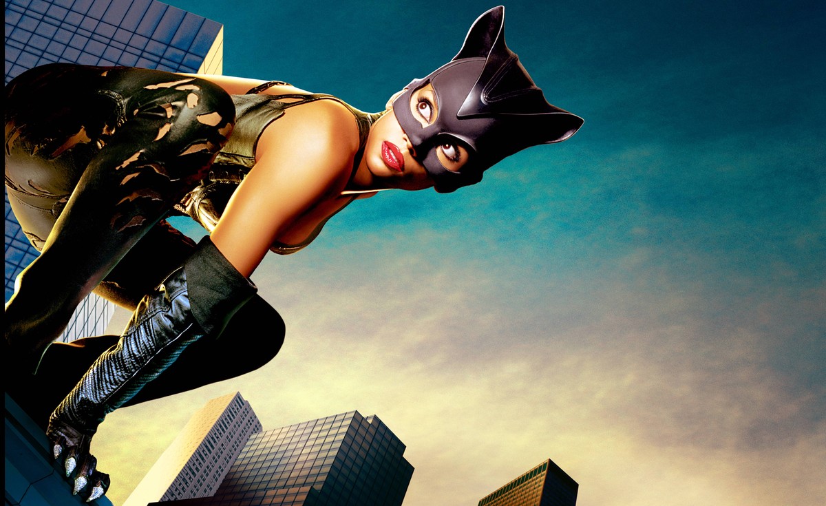 Warner Bros / DR CATWOMAN (CATWOMAN) de Pitof 2004 USA avec Halle Berry d apres la bande dessinee (BD, B.D., bede) comics de Bob Kane PUBLICATIONxINxGERxSUIxAUTxONLY CATWOMAN (2004) 38 NUR REDAKTIONEL ...