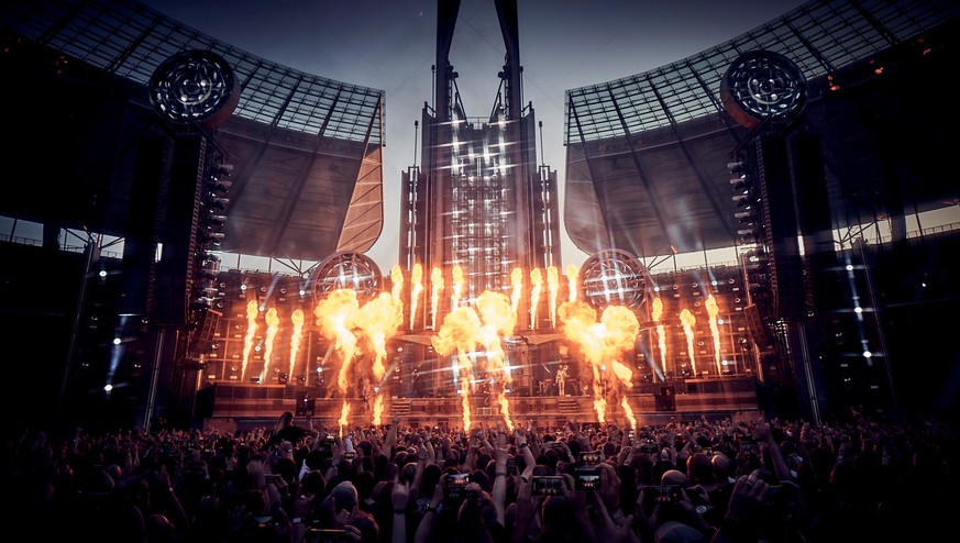 HANDOUT - 04.06.2022, Berlin: Die Band Rammstein tritt im Olympiastadion Berlin auf. Foto: Jens Koch/dpa - ACHTUNG: Nur zur redaktionellen Verwendung im Zusammenhang mit der aktuellen Berichterstattun ...