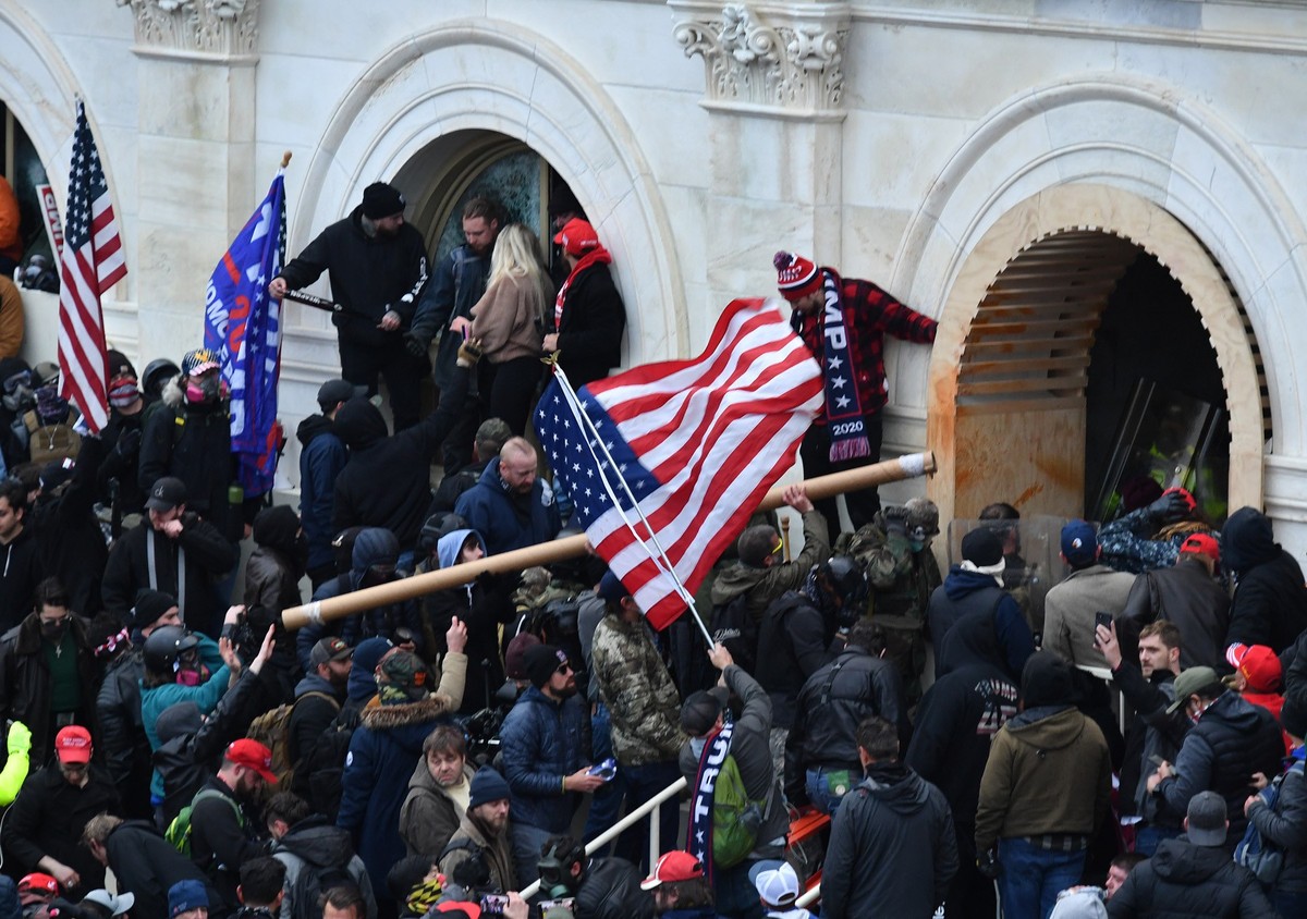 ARCHIV - 06.01.2021, USA, Washington: Anhänger von US-Präsident Donald Trump stürmen das US-Kapitol, wo die Gesetzgeber den Sieg des gewählten Präsidenten Joe Biden bei den Wahlen im November bestätig ...