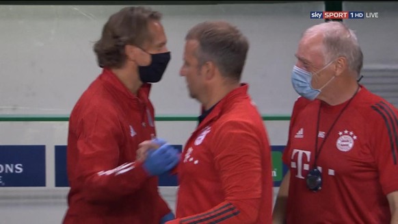 Bayern-Trainer Flick klatscht mit seinem Team ab.