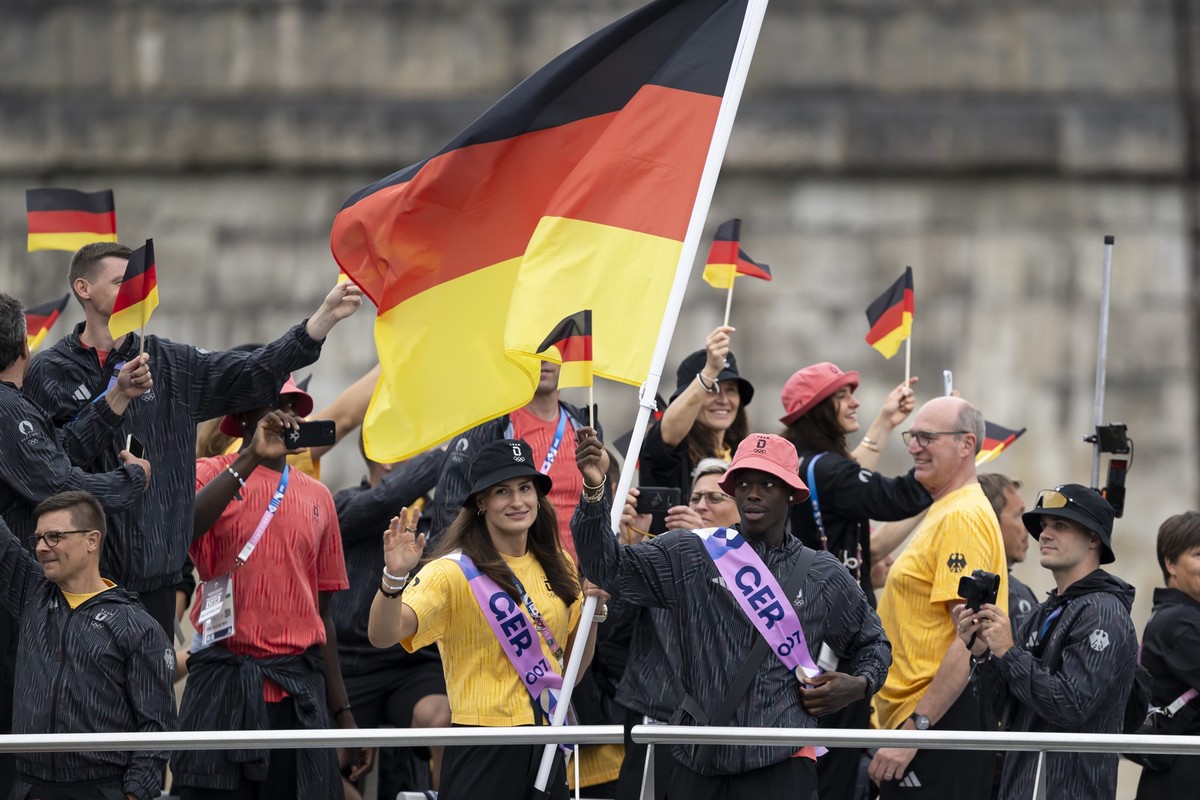26.07.2024, Frankreich, Paris: Olympia, Paris 2024, Er�ffnungsfeier der Olympischen Sommerspiele, Fahnentr�ger Dennis Schr�der (M/r) und Anna-Maria Wagner (M/l) aus Deutschland bei der Er�ffnungsfeier ...