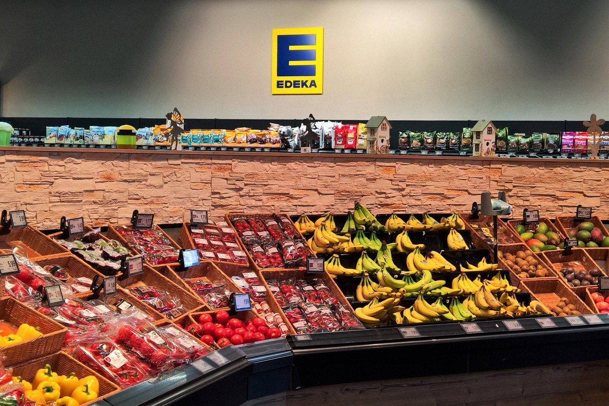 Edeka Supermarkt, Abteilung für frisches Obst und Gemüse. Die Edeka-Gruppe, ehemals Abkürzung für Einkaufsgenossenschaft der Kolonialwarenhändler im Halleschen Torbezirk zu Berlin, ist ein genossensch ...