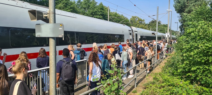 Störung auf Bahnstrecke Hamburg Berlin Evakuierung ICE 703 im Ort Strohkirchen nach technischem Defekt am Zug alle Fahrgäste mussten in den aus Hamburg planmäßig fahrenden ICE 507 im Ort Strohkirchen  ...