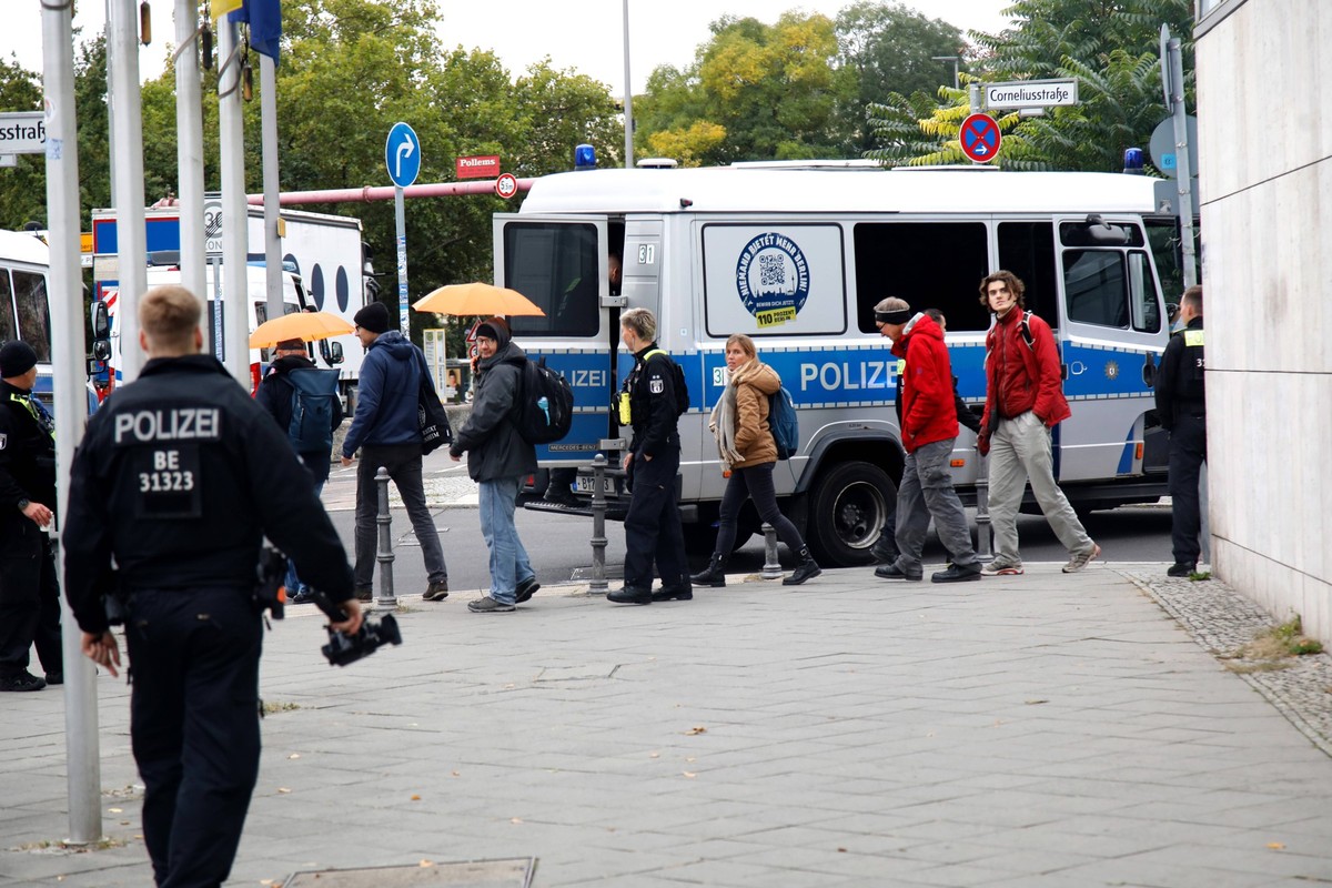 Farbanschlag auf Parteizentrale Berlin, 06.10.2025 Eine Gruppe von Aktivisten beschmiert und beklebt die CDU Zentrale am Konrad-Adenauer-Haus mit Farbe und symbolischen Geldscheinen . Die Polizei nahm ...