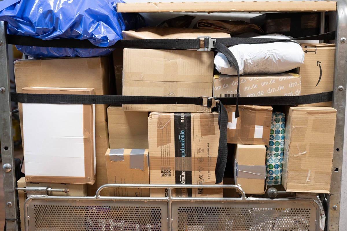 ARCHIV - 11.06.2024, Sachsen, Dresden: Pakete sind auf einem Wagen gestapelt. (zu dpa: «Für fairen Wettbewerb: Berlin will Zölle auf günstige Waren») Foto: Sebastian Kahnert/dpa +++ dpa-Bildfunk +++