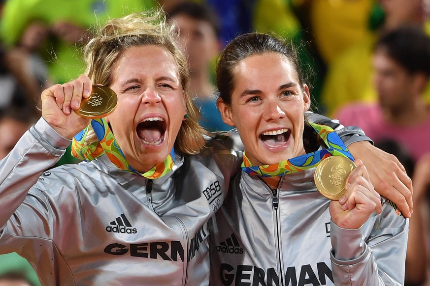 Die Volleyballerinnen Laura Ludwig (l.) und Kira Walkenhorst feiern ihre Goldmedaille bei den Olympischen Spielen 2016.   