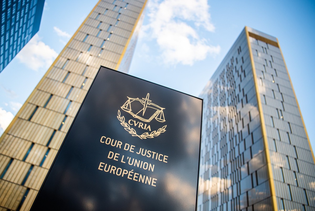 ARCHIV - 15.06.2019, Luxemburg: Ein Schild mit der Aufschrift �Cour de Justice de l&#039;union Europ�ene� steht vor dem Europ�ischen Gerichtshof im Europaviertel. Vor dem EuGH geht es um die FIFA-Tran ...