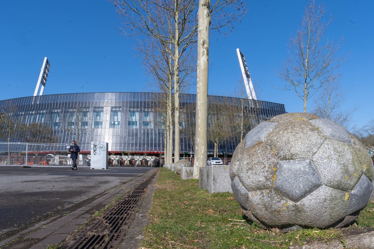 GER, 1.FBL, Werder Bremen - Der Ball ruht am Stadionm / 31.03.2020, wohninvest WESERSTADION,, Bremen, GER, 1.FBL, Werder Bremen - Der Ball ruht am Stadionm, im Bild Der Ball ruht, Symbolbold vor dem W ...