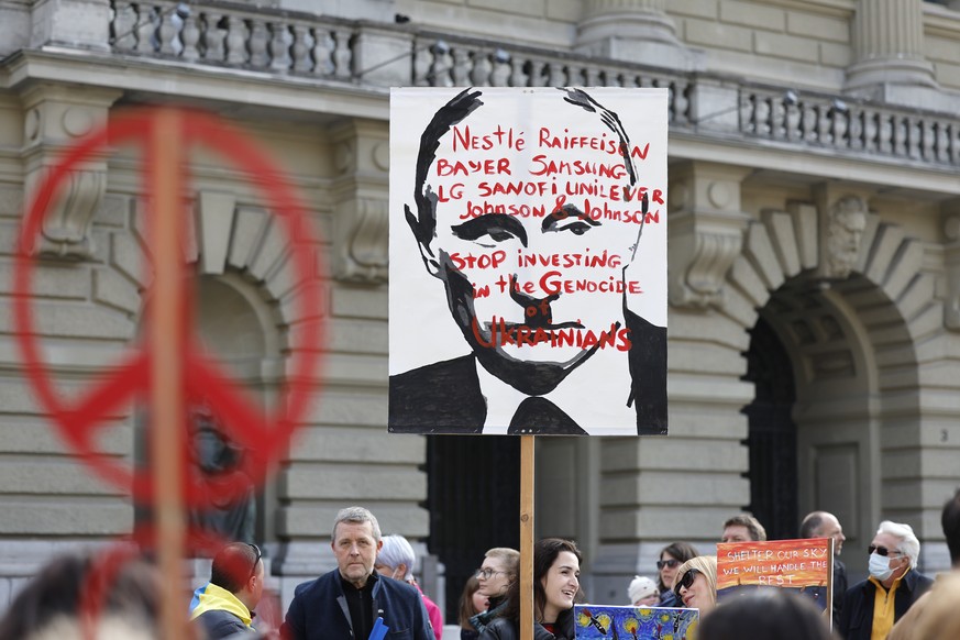 19.03.2022, Schweiz, Bern: Ein Demonstrant h